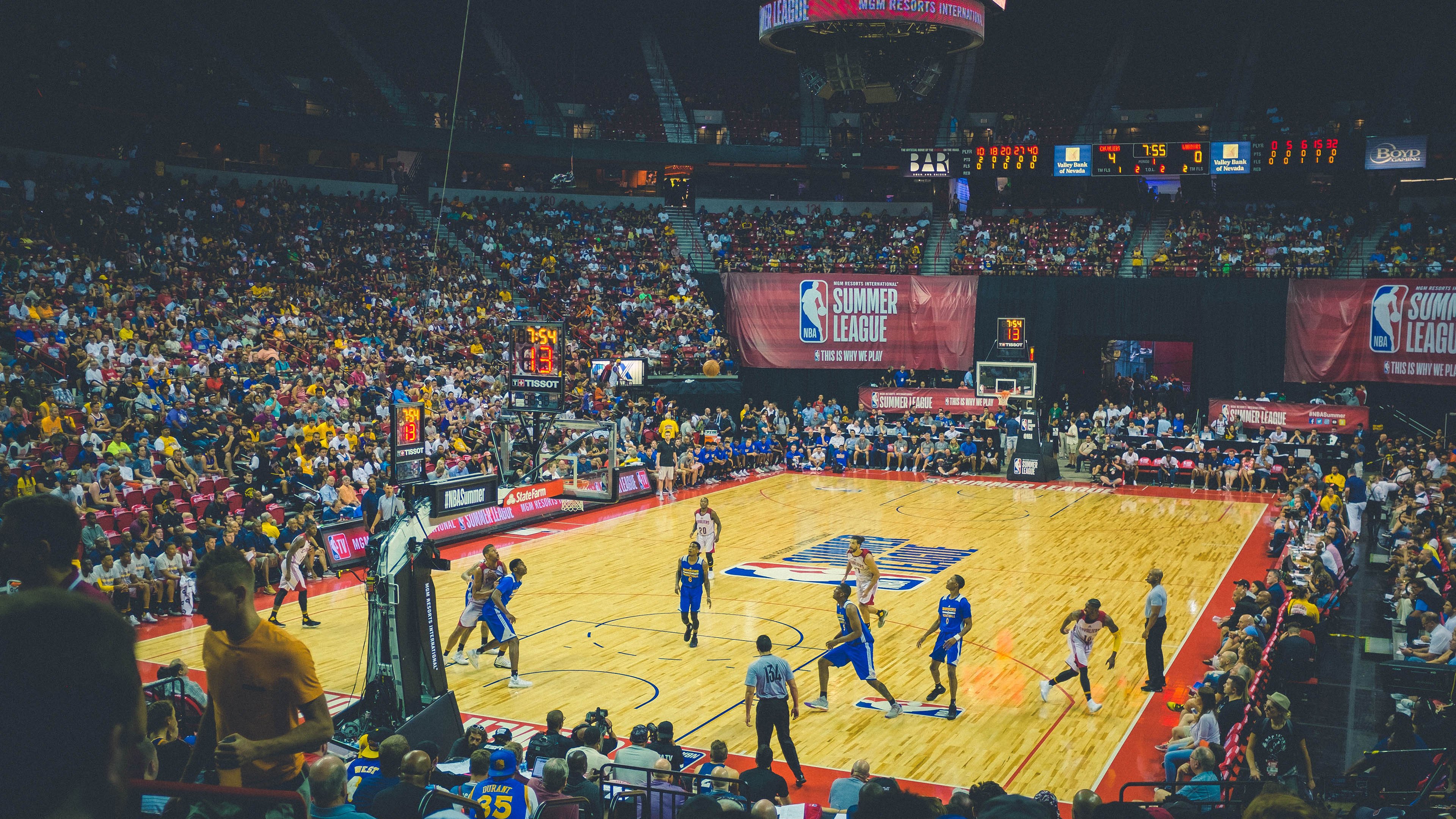 湖人推出“3D战术演练屏”,辅助教练组教学,湖人战术手册